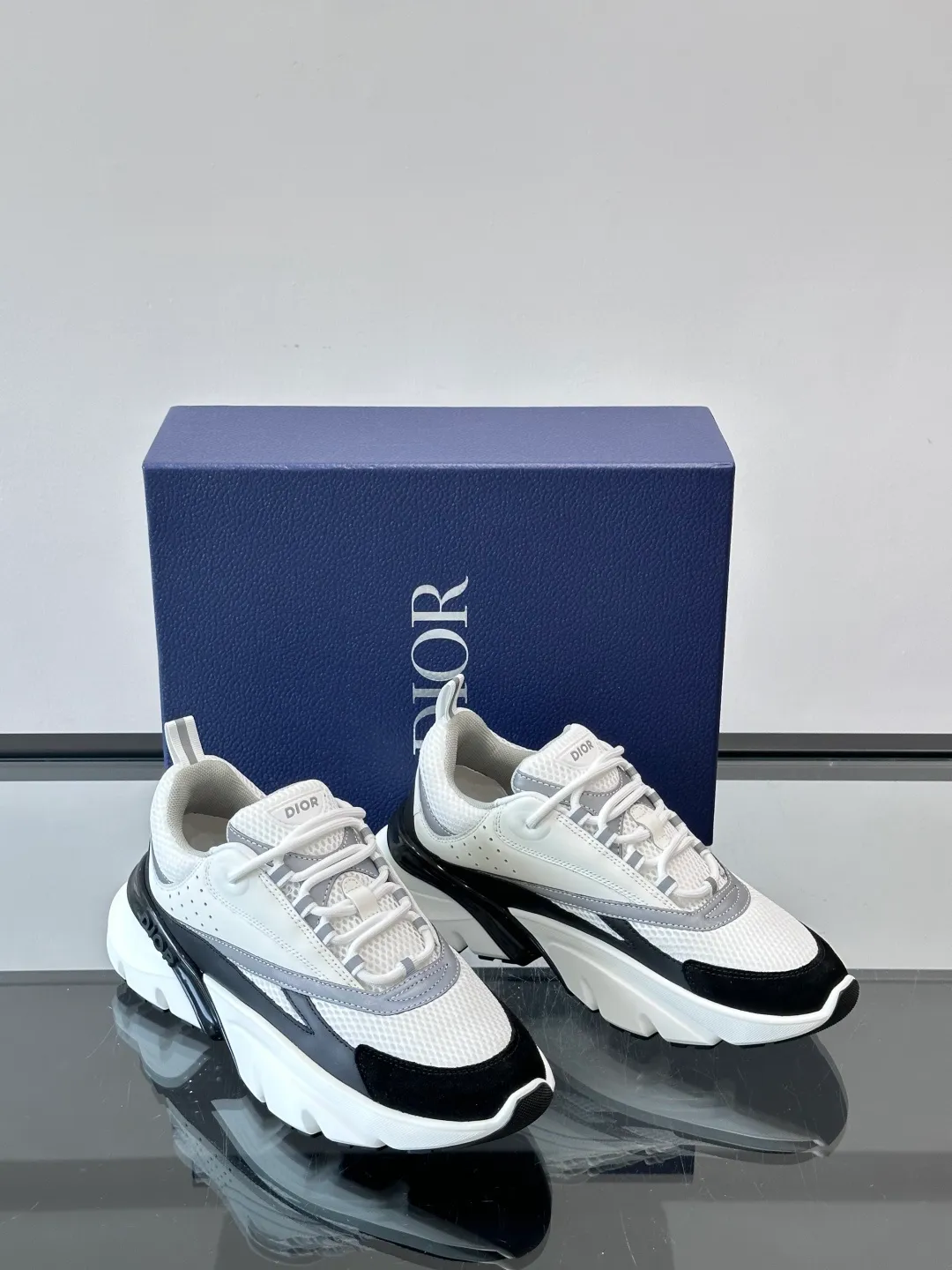 Men's shoes 💰p520 "Dior" B22 retro jogging shoes, inspired by classic jogging shoes, low-top thick sole design, cow leather + mesh fabric splicing, perfect texture and breathable. The black and white engraved rubber sole has great grip and comfort, and is OK for daily wear or sports! There is an embossed "CD" logo on the side of the shoe, which is low-key and recognizable. Rich colors, black and white, gray and blue, etc., versatile and fashionable, loved by European and American hip-hop circles and bloggers, a must-have for trendy wear size: 39-44 (customized at 45.46)
